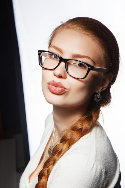 Portrait d'une femme d'affaires avec des lunettes