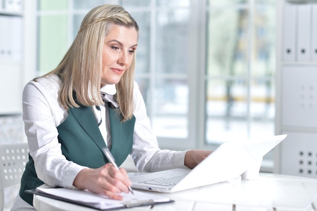 Photo portrait d'une femme d'affaires mature travaillant au bureau