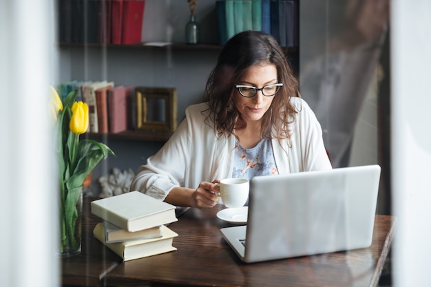 Portrait d'une femme d'affaires mature travaillant sur un ordinateur portable