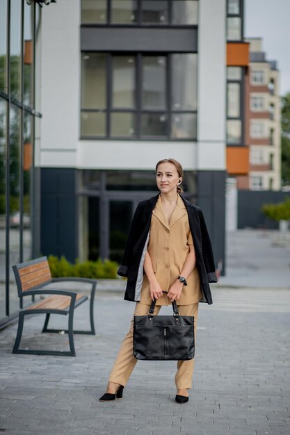 Portrait de femme d'affaires mignonne professionnelle éventuellement comptable architecte femme d'affaires avocat avocat