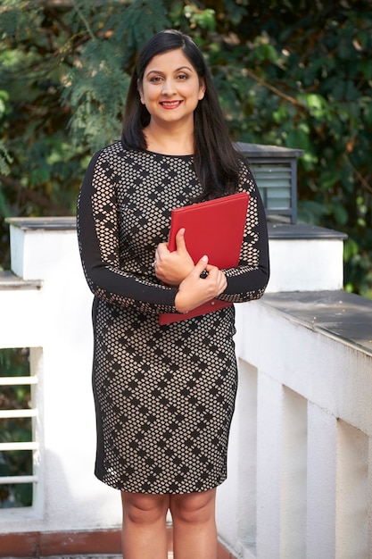 Portrait de femme d'affaires moderne à l'extérieur