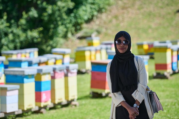 portrait de femme d'affaires musulmane africaine noire sur une petite ferme de production de miel locale