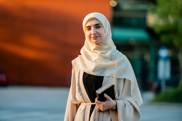 Portrait d'une femme d'affaires musulmane confiante en hijab avec la rue de la ville en arrière-plan
