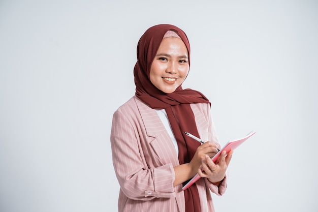 Portrait de femme d'affaires musulmane heureuse