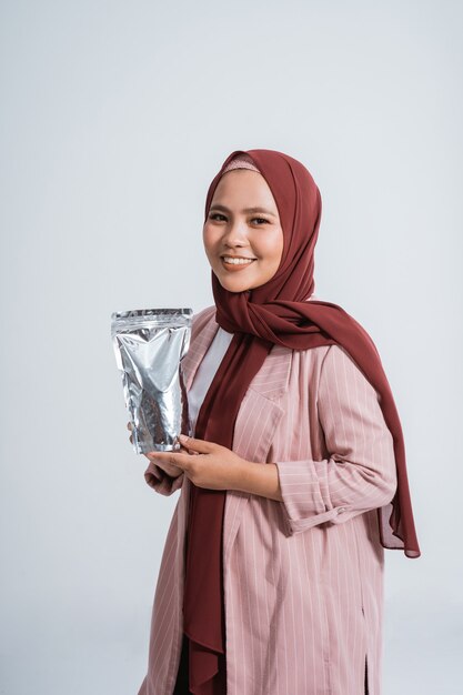 Portrait de femme d'affaires musulmane heureuse