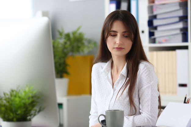 Portrait de femme d'affaires parfaite en détournant les yeux avec calme