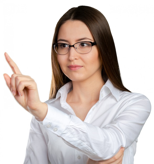 Portrait de femme d&#39;affaires pointant sur un écran flottant