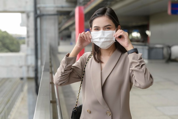 Un Portrait De Femme D'affaires Porte Un Masque Facial Chez Les Citadins Modernes