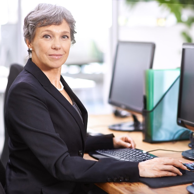 Photo portrait d'une femme d'affaires et d'un professionnel senior au bureau avec un manager à l'ordinateur avec un sourire pour le travail numérique bureau technique et dirigeant heureux avec un emploi en ligne et la confiance d'une carrière de comptable