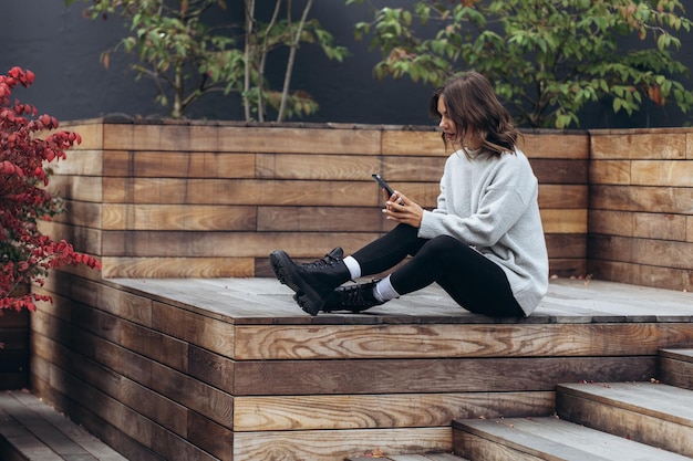 Portrait d'une femme d'affaires prospère à l'aide de téléphone