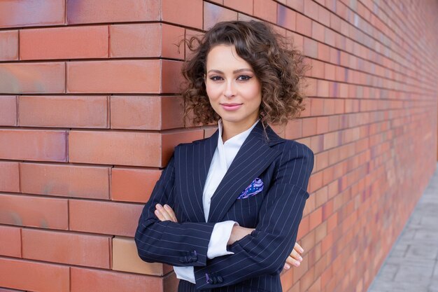 Photo portrait d'une femme d'affaires prospère devant un bâtiment d'affaires moderne jeune directeur