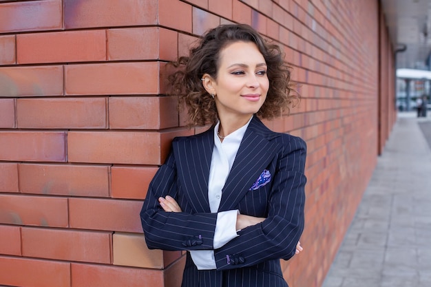Photo portrait d'une femme d'affaires prospère devant un bâtiment d'affaires moderne jeune directeur