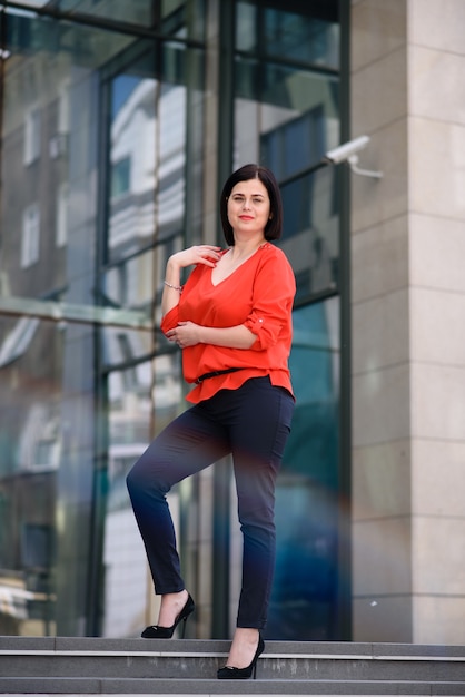 Portrait d'une femme d'affaires prospère