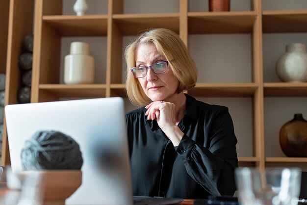 Portrait d'une femme d'affaires prospère