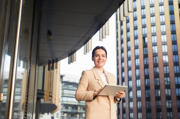 Portrait de femme d'affaires satisfaite