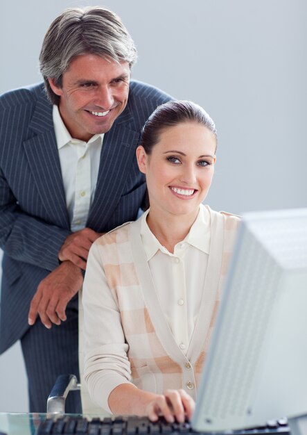 Portrait d&#39;une femme d&#39;affaires et son manager travaillant à un ordinateur