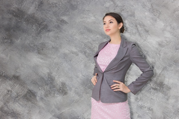 Portrait de femme d&#39;affaires souriant, fond de mur loft, Tracé de détourage