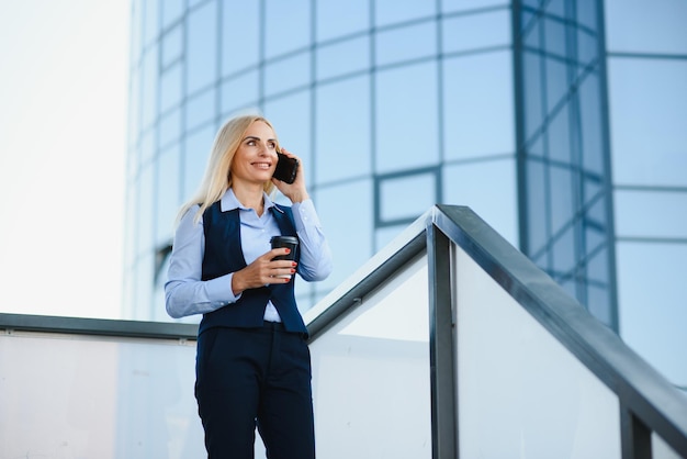 Portrait de femme d&#39;affaires souriant en plein air