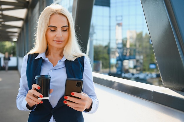 Portrait de femme d&#39;affaires souriant en plein air