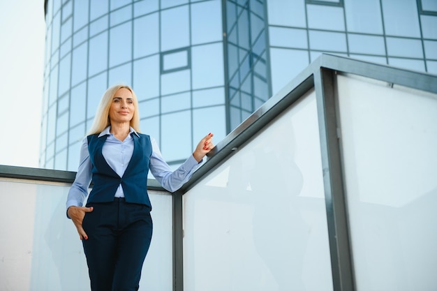 Portrait de femme d&#39;affaires souriant en plein air