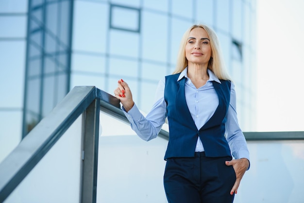 Portrait de femme d&#39;affaires souriant en plein air