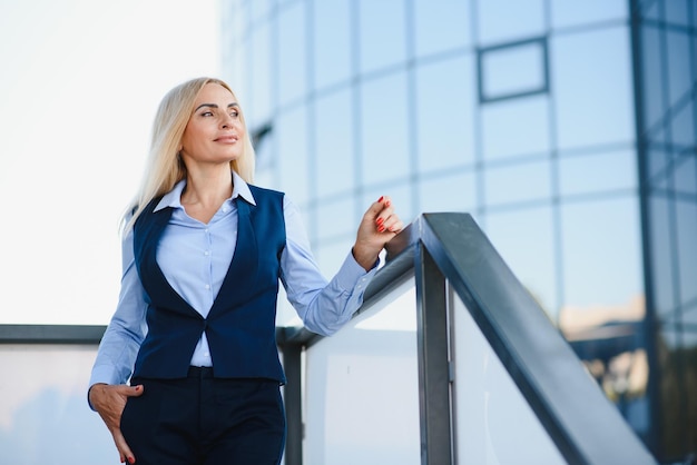 Portrait de femme d&#39;affaires souriant en plein air