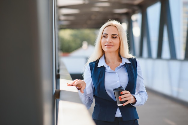 Portrait de femme d&#39;affaires souriant en plein air