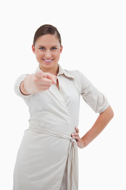 Portrait d&#39;une femme d&#39;affaires souriant pointant sur le spectateur