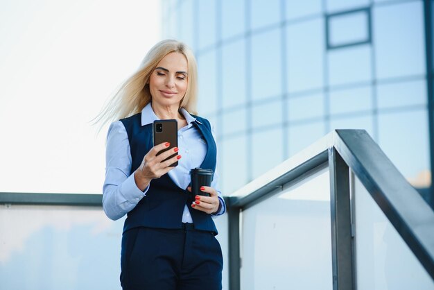 Portrait d&#39;une femme d&#39;affaires souriant