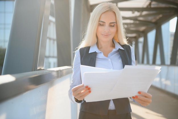 Portrait d&#39;une femme d&#39;affaires souriant