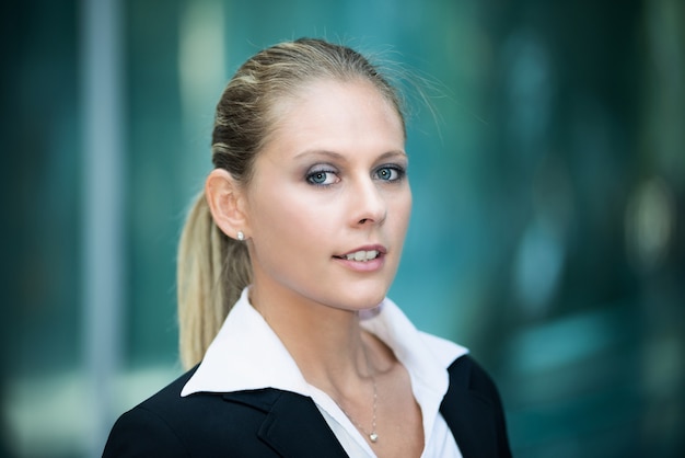 Portrait d&#39;une femme d&#39;affaires souriant