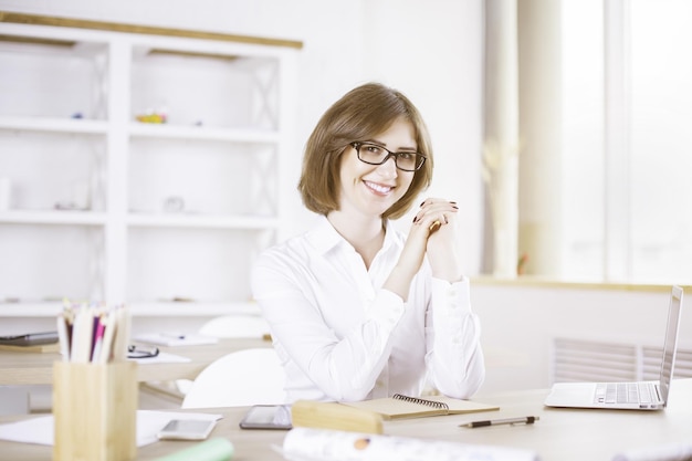 Portrait de femme d&#39;affaires souriant