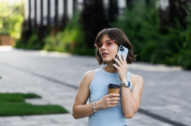 Portrait d'une femme d'affaires souriante à l'aide de téléphone