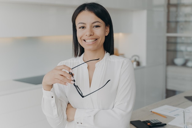 Portrait d'une femme d'affaires souriante dans un bureau moderne