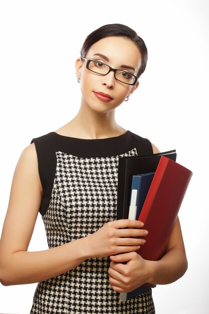 Portrait de femme d'affaires souriante avec des dossiers en papier, isolé