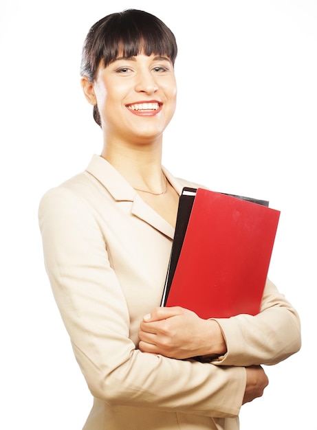 Portrait de femme d'affaires souriante avec dossiers