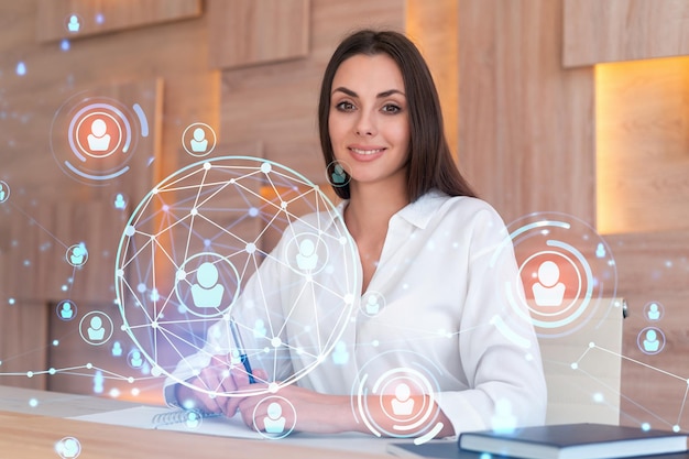 Portrait d'une femme d'affaires souriante en tenue de soirée à la recherche d'employés et pensant comment embaucher de nouveaux candidats pour le conseil en affaires internationales Icônes de réseautage RH sur fond de bureau