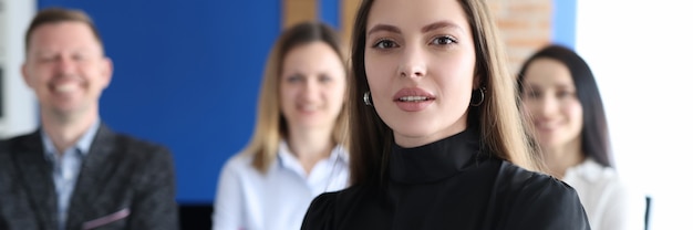 Portrait de femme d'affaires stricte sur fond de collègues d'affaires