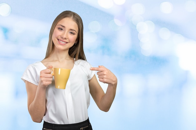 Portrait de femme d&#39;affaires avec une tasse