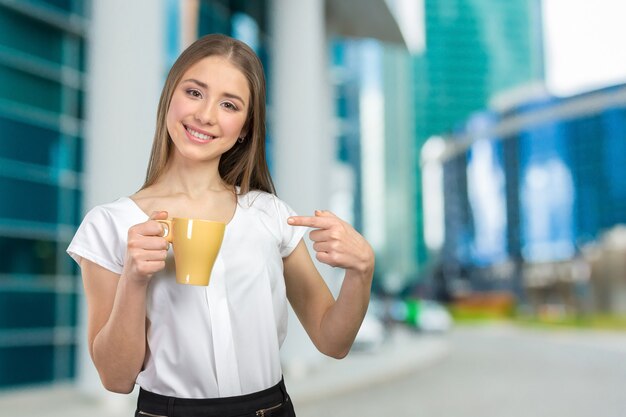 Portrait de femme d'affaires avec tasse