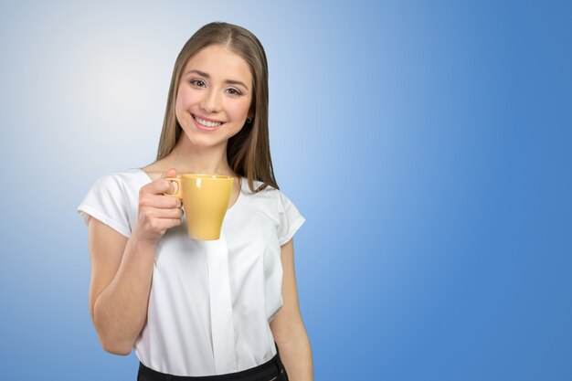 Portrait de femme d'affaires avec tasse