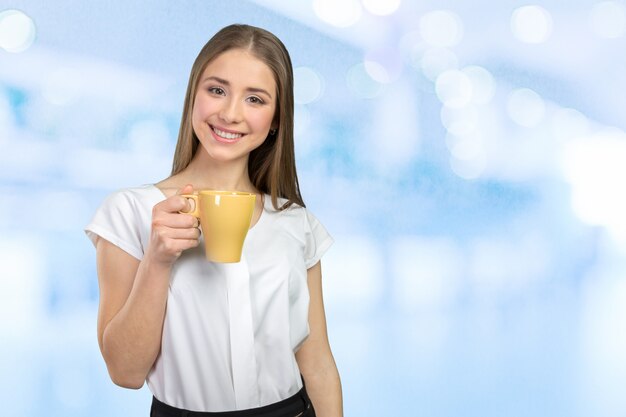 Portrait de femme d&#39;affaires avec une tasse