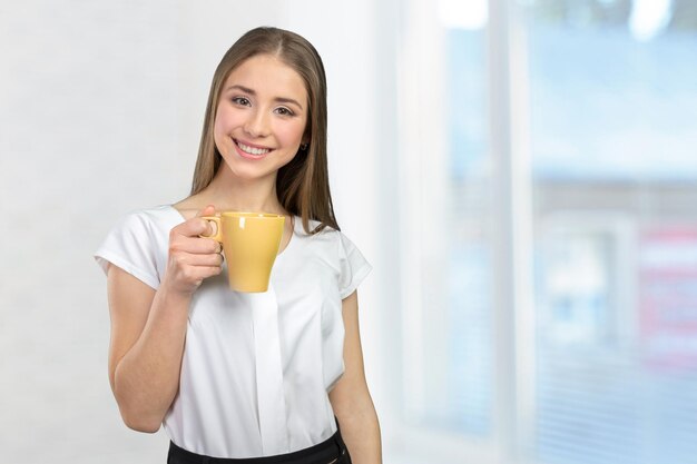 Portrait de femme d'affaires avec tasse