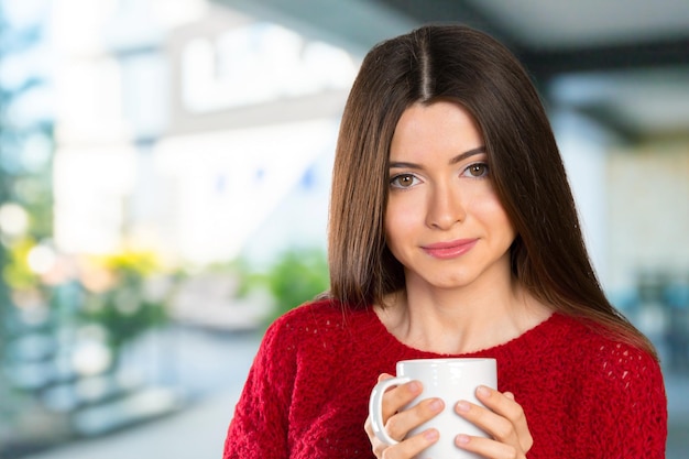 Portrait de femme d'affaires avec tasse