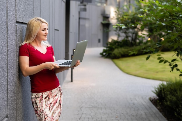 Portrait d'une femme d'affaires tenant un ordinateur portable