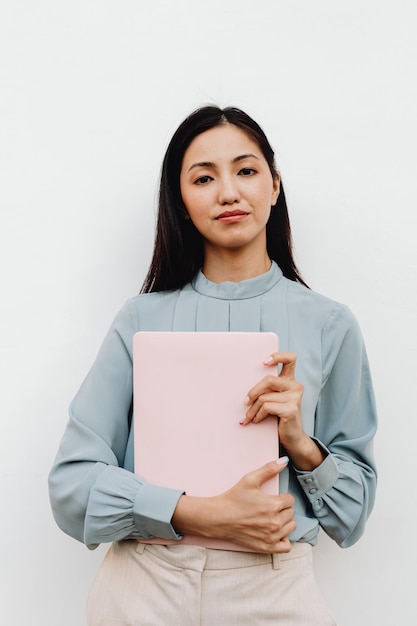 portrait, de, a, femme affaires, tenue, a, ordinateur portable, dans, a, fond blanc