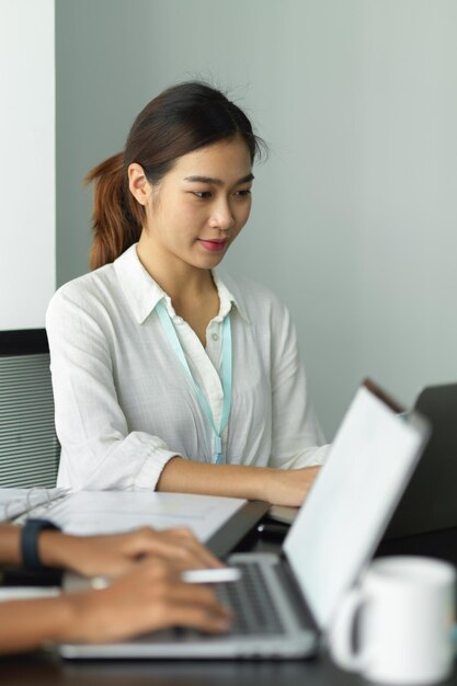 Portrait de femme d'affaires utilisant un ordinateur portable pendant la réunion dans la salle de réunion