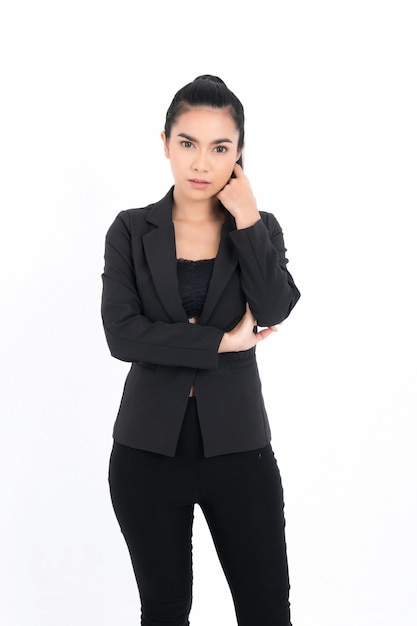 Portrait d'une femme d'affaires vêtue d'un costume noir au studio shot isolé sur fond blanc. Joli modèle féminin. Employé de bureau professionnel confiant.