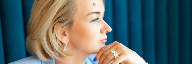 Portrait de femme d'affaires visage beau caucasien jeune ou mature femme de carrière professionnelle patron en costume d'affaires bleu femmes modernes entrepreneur travaillant dans le restaurant et le café bannière de petite entreprise