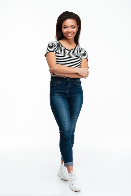 Portrait d'une femme africaine décontractée souriante